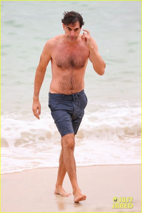 Sacha Baron Cohen goes naked for magazine shoot (but keeps。